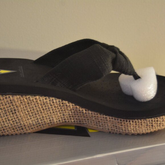 VOLATILE Women’s Tulane Wedge Sandals Black Fabric Thong Slip-On 10M NIB - Picture 2 of 6